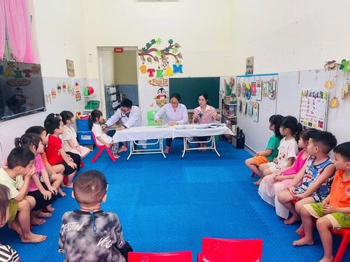 Hoạt động khám sức khỏe định kỳ cho trẻ tại Trường Mầm non Đông Mai (phường Đông Mai).