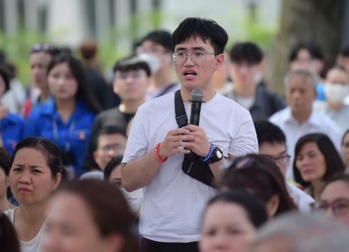 Thí sinh đặt câu hỏi với đại diện trường đại học về thông tin tuyển sinh. Ảnh: Nam Trần