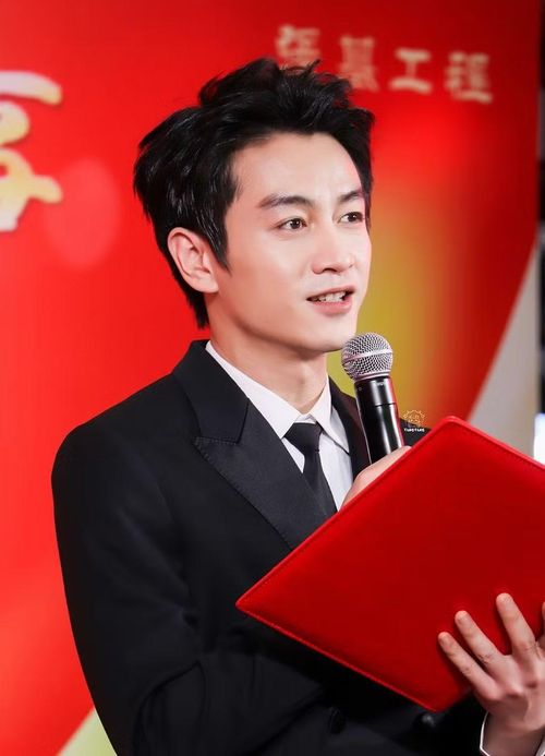 Trần Hiểu, 38 tuổi, là diễn viên nổi tiếng được giới chuyên môn và khán giả đánh giá cao về ngoại hình lẫn diễn xuất. Anh có nhiều tác phẩm tiêu biểu có thể kể đến: Lục Trinh truyền kỳ, Năm ấy hoa nở trăng vừa tròn, Thần điêu đại hiệp 2014, Mộng hoa lục… Năm 2025, anh chấm dứt cuộc hôn nhân kéo dài 9 năm với Trần Nghiên Hy. Cả hai có con trai 10 tuổi và không nhắc đến chuyện chia tài sản hay giành quyền nuôi con.