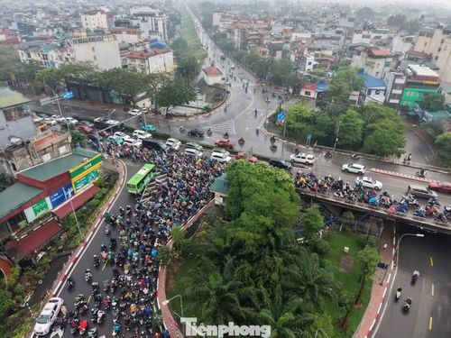 Tại các nút giao như Nguyễn Văn Cừ – Trần Nhật Duật, dòng xe phải dừng chờ theo chu kỳ đèn tín hiệu, gây dồn ứ và hình thành ùn tắc cục bộ.