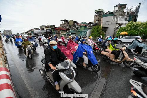 Theo nhiều người dân, khi đã nắm được quy luật ùn tắc trong khung giờ 7h–9h, họ chủ động điều chỉnh thời gian di chuyển, đi sớm hoặc muộn hơn để giãn mật độ phương tiện.