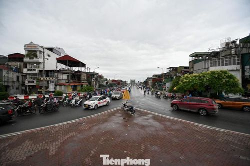 Tuy nhiên, những ngày gần đây, tình hình khả quan hơn khi người dân chủ động thay đổi khung giờ, giúp lưu lượng giãn ra. “Phương tiện vẫn đông nhưng di chuyển đều hơn, không còn ùn tắc cục bộ như trước”, một CSGT làm nhiệm vụ tại cầu Chương Dương cho biết.