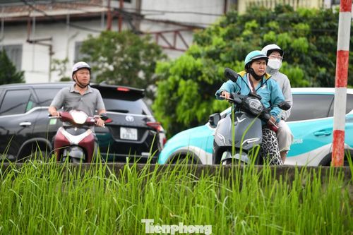 "Những ngày đầu gần như đứng im từng đoạn, có hôm mất gần một tiếng mới qua được cầu. Giờ tôi đi sớm hơn khoảng 20–30 phút, đường vẫn đông nhưng không còn kẹt cứng như trước”, anh Nguyễn Văn Hòa (phường Bồ Đề) cho biết.