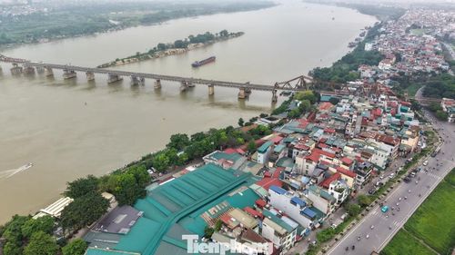 Dù hạ tầng còn hạn chế và cầu Long Biên chưa thông xe, sự chủ động của người dân đã giúp giao thông Thủ đô tránh kẹt cứng kéo dài, góp phần duy trì nhịp sống đô thị.