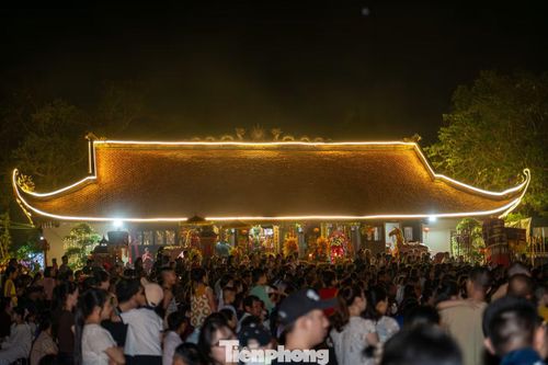 Ghi nhận của PV Báo Tiền Phong, có hàng nghìn người dân, du khách từ khắp nơi đổ về Khu di tích Bạch Đằng để tham gia các hoạt động văn hóa, tâm linh.