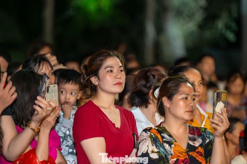 Chị Hoàng Thu Quyên, trú phường Quảng Yên, tỉnh Quảng Ninh, cho biết ngay từ bé chị được ông bà, bố mẹ đưa đi tham gia các đoàn rước lễ vật về di tích Bạch Đằng để thắp hương, cầu xin Hưng Đạo đại vương - Trần Quốc Tuấn gia hộ cho gia đình, người thân nhiều sức khỏe.