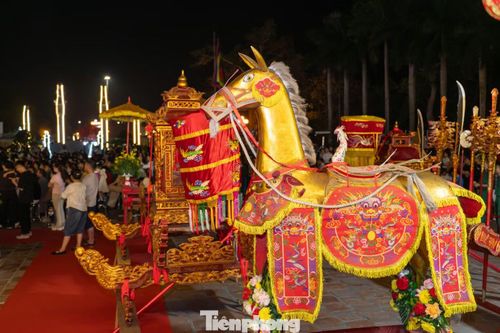"Người dân vùng Quảng Yên suy tôn ông là Thành hoàng làng, vào ngày này, chúng tôi tổ chức rước tượng Đức Ông từ Di tích Bạch Đằng về đình Yên Giang để tế bái và rước trở về đền. Đoàn rước kéo dài hàng cây số, người dân hai bên đường cũng sắp sửa lễ vật cúng bái khi kiệu của Đức Ông đi qua, đây là phong tục truyền thống và niềm tự hào của người dân Quảng Yên chúng tôi", chị Quyên chia sẻ.