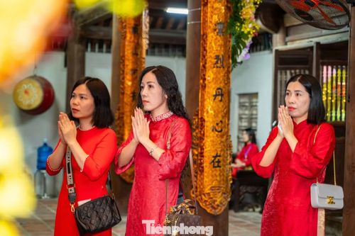 Vào những ngày này, con cháu người dân từ khắp nơi đổ về đây để thắp hương, tưởng nhớ công lao của các bậc tiền nhân.