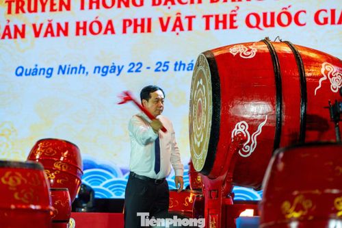 Trưởng Ban Quản lý di sản thế giới vịnh Hạ Long - Yên Tử đánh trống khai hội Lễ hội truyền thống Bạch Đằng năm 2026.
