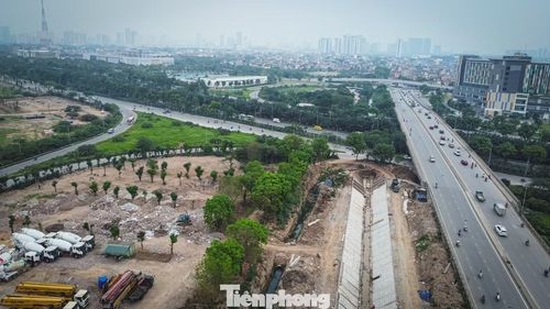 Nhiều năm nay, dù được xem là tuyến giao thông hiện đại bậc nhất Thủ đô, Đại lộ Thăng Long với 4 làn tách biệt vẫn thường xuyên rơi vào cảnh ùn tắc mỗi khi có mưa lớn.