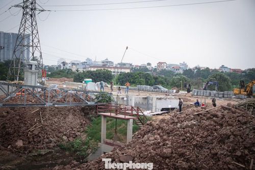 Tại khu vực trạm bơm Cầu Ngà 3, các hạng mục bê tông đáy móng, sàn, đỉnh và lót đáy bể xả đã hoàn tất. Đơn vị thi công hiện triển khai lắp đặt hệ thống máy bơm công suất 4 m3/giây vào khu vực bể chứa.