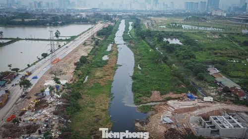 Nguyên nhân úng ngập tại khu vực xuất phát từ hạ tầng tiêu thoát nước chưa đáp ứng yêu cầu, kết hợp với tác động từ mực nước của một nhánh sông Nhuệ lân cận.