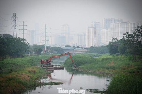 Đồng bộ với việc cải tạo hạ tầng, nhánh sông Nhuệ đoạn qua Cầu Ngà cũng được nạo vét, khơi thông nhằm tối ưu hóa dòng chảy.