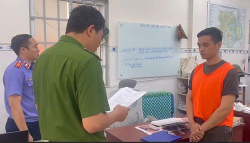 Dũng tại cơ quan công an.