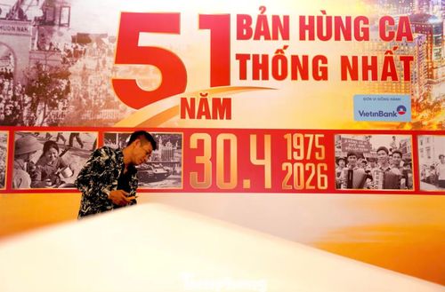 Khu vực cổng đón khách và chụp ảnh lưu niệm được ưu tiên hoàn thiện sớm nhằm tăng nhận diện cho sự kiện, đặc biệt là khi triển lãm diễn ra tại khu vực phố đi bộ hồ Gươm - nơi có mật độ người qua lại đông đúc.