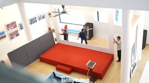 Bên cạnh không gian trưng bày, triển lãm còn mở rộng trải nghiệm cho công chúng bằng các hoạt động tương tác, trong đó điểm nhấn là tọa đàm với chủ đề “51 năm - Bản hùng ca thống nhất: Nhìn lại và tự hào tiếp bước” diễn ra ngay sau lễ khai mạc, tạo nên không gian đối thoại đa chiều giữa quá khứ và hiện tại.