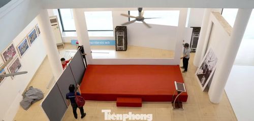 Quy tụ hơn 90 tác phẩm và cụm tác phẩm nhiếp ảnh tiêu biểu, không gian triển lãm được thiết kế như một cuốn biên niên sử bằng hình ảnh, dẫn dắt người xem đi qua mạch kể chuyện xuyên suốt từ những lát cắt bi tráng của quá khứ đến tầm vóc của một Việt Nam hiện đại.