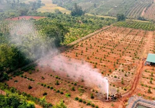 Cột khí kèm hơi nước bốc lên cao cả trăm mét.