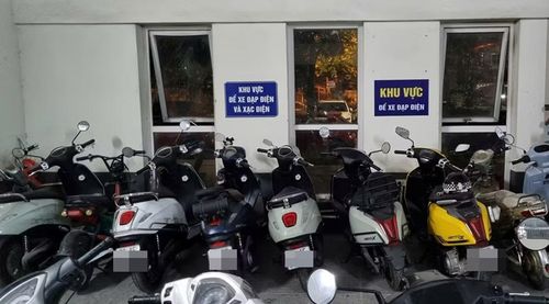 Khu vực để xe điện tại một chung cư trên phố Minh Khai. Ảnh: Huy An.