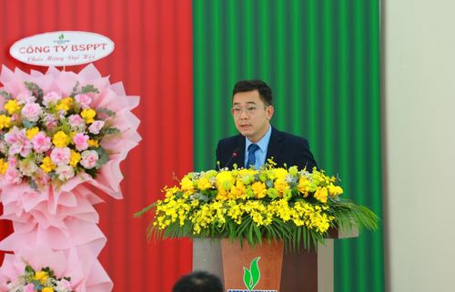 Ông Phan Quốc Toàn - Thành viên HĐQT, Giám đốc Công ty trình bày Báo cáo kết quả hoạt động sản xuất kinh doanh năm 2025 và kế hoạch năm 2026.