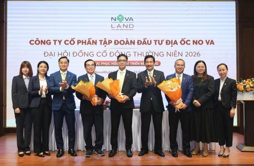 2 thành viên Hội đồng quản trị và 1 thành viên Hội đồng quản trị độc lập nhận hoa chúc mừng từ đại hội.