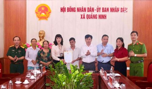 Chính quyền địa phương trao giấy khai sinh cho ông Nguyễn Thế Long.