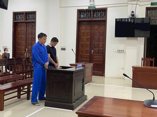 Hai đối tượng Dự (áo đen) và Ngọc (áo xanh) tại tòa