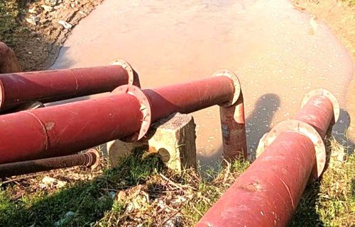 Đường ống dẫn tại trạm bơm Rạng (xã Đại Đồng) không thể hút nước do bồi lấp.