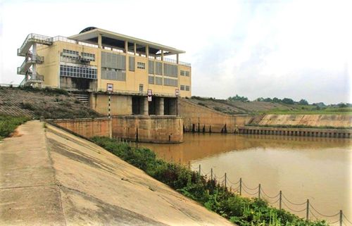 Dòng chảy bị thu hẹp do phù sa tích tụ tại cống Bara Nam Đàn.