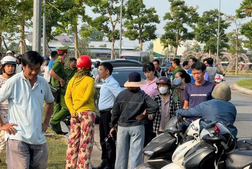 Nhiều người dân hiếu kỳ tập trung theo dõi vụ việc. Ảnh: A.P