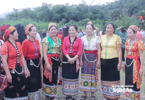 Đồng chí Võ Thị Minh Sinh - Phó Bí thư Tỉnh ủy, Chủ tịch Ủy ban MTTQ Việt Nam tỉnh, Trưởng Đoàn đại biểu Quốc hội tỉnh Nghệ An trao đổi với đồng bào dân tộc thiểu số xã Con Cuông. Ảnh tư liệu: Mai Hoa