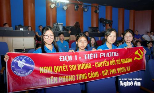 Các khán giả cổ vũ nhiệt tình cho các đội thi. Ảnh: Đình Tuyên