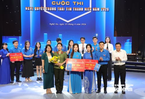 Ban tổ chức trao giải Ba cho đội Tiên Phong. Ảnh: Đình Tuyên
