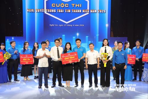 Ban tổ chức trao giải Nhất cho đội Vươn Mình. Ảnh: Đình Tuyên