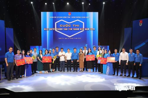 Ban tổ chức chụp hình lưu niệm với các đội thi. Ảnh: Đình Tuyên