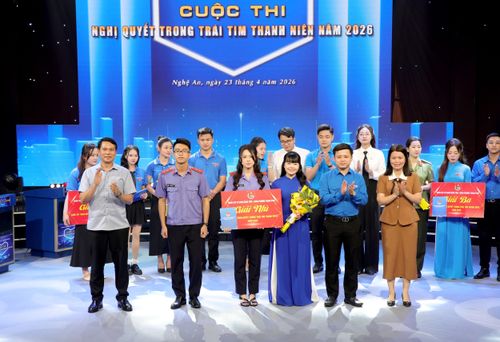 Ban tổ chức trao giải Nhì cho đội Khát Vọng. Ảnh: Đình Tuyên