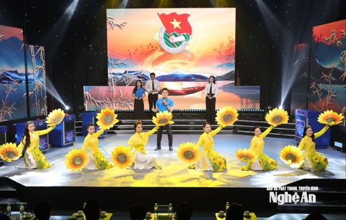 Các đội thi thể hiện phần chào hỏi với nhiều tiết mục đặc sắc. Ảnh: Đình Tuyên