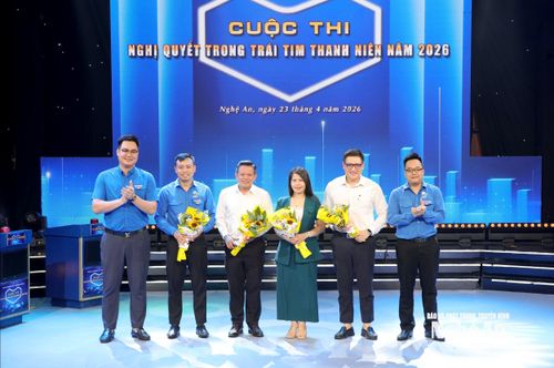 Ban tổ chức tặng hoa Ban Giám khảo cuộc thi. Ảnh: Đình Tuyên