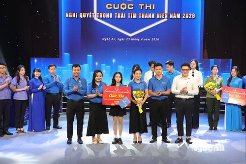 Ban tổ chức trao giải Ba cho đội Bản Lĩnh. Ảnh: Đình Tuyên