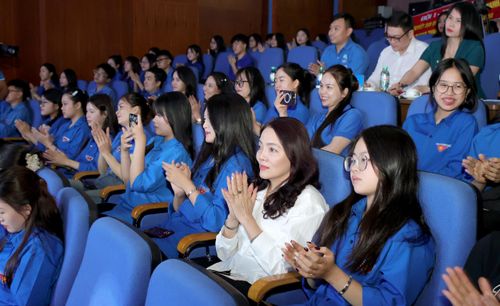 Đông đảo khán giả tham gia cổ vũ cho các đội thi. Ảnh: Đình Tuyên