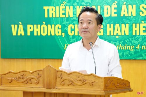 Giám đốc Công ty TNHH MTV Thủy lợi Hà Tĩnh Nguyễn Việt Đức thông tin về các giải pháp cân đối nguồn nước tưới phục vụ sản xuất.