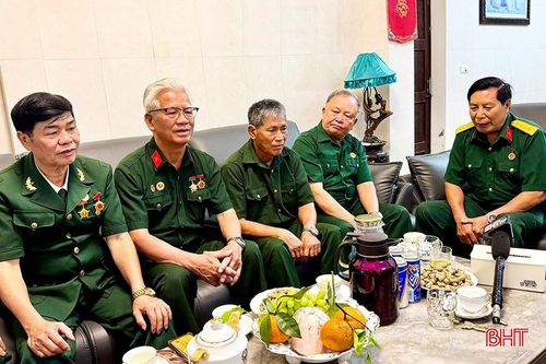 Đại tá Nguyễn Văn Phước (ngoài cùng bên phải) chia sẻ kỷ niệm cùng đồng đội
