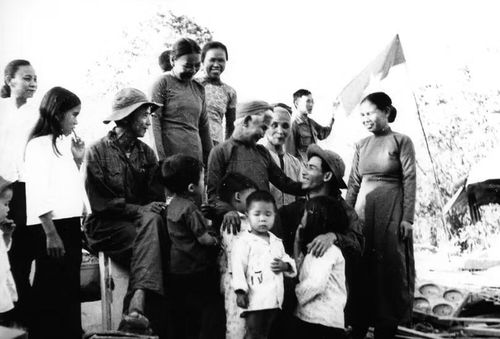 Niềm vui chiến thắng trong ngày 30/4/1975. Ảnh: Đậu Ngọc Đản