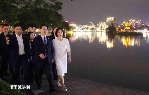 Tổng thống Hàn Quốc Lee Jae Myung và Phu nhân Kim Hae Kyung đã có những phút giây thư giãn bên hồ Hoàn Kiếm. (Ảnh: Phạm Kiên/TTXVN)