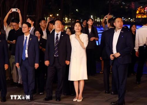 Tổng thống Hàn Quốc Lee Jae Myung và Phu nhân Kim Hae Kyung có những phút giây thư giãn bên hồ Hoàn Kiếm. (Ảnh: Phạm Kiên/TTXVN)