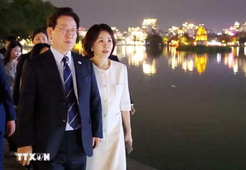 Tổng thống Hàn Quốc Lee Jae Myung và Phu nhân Kim Hae Kyung có những phút giây thư giãn bên hồ Hoàn Kiếm. (Ảnh: Phạm Kiên/TTXVN)