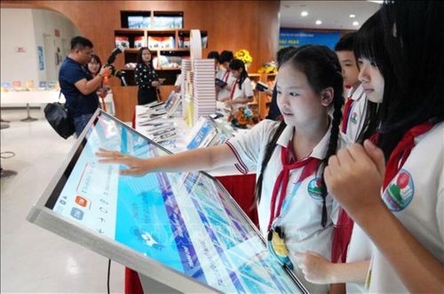 Học sinh Việt Nam tiếp cận sách điện tử. Ảnh: Văn Đức/TTXVN