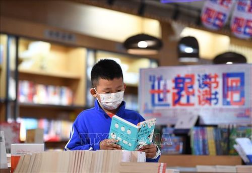Học sinh đọc sách tại một cửa hàng sách ở Hà Bắc, Trung Quốc, ngày 23/4/2022. Ảnh: THX/TTXVN