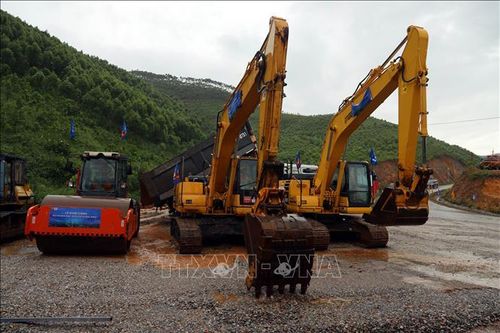 Máy móc chuẩn bị cho lễ khởi công nhà máy Điện gió Quảng Ninh 1.