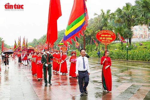 Đoàn rước kiệu của xã Hy Cương dẫn đầu, với cờ hội rực rỡ, tiến vào Khu di tích lịch sử Đền Hùng trong sáng 23/4 (tức mồng 7/3 âm lịch).